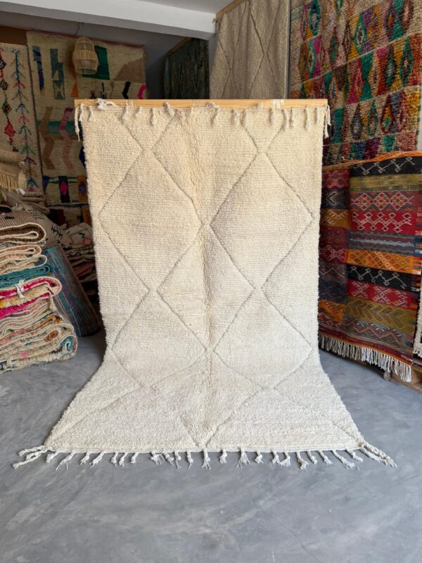 Timeless Weave – Handmade Azilal Rug with Subtle Diamond Pattern